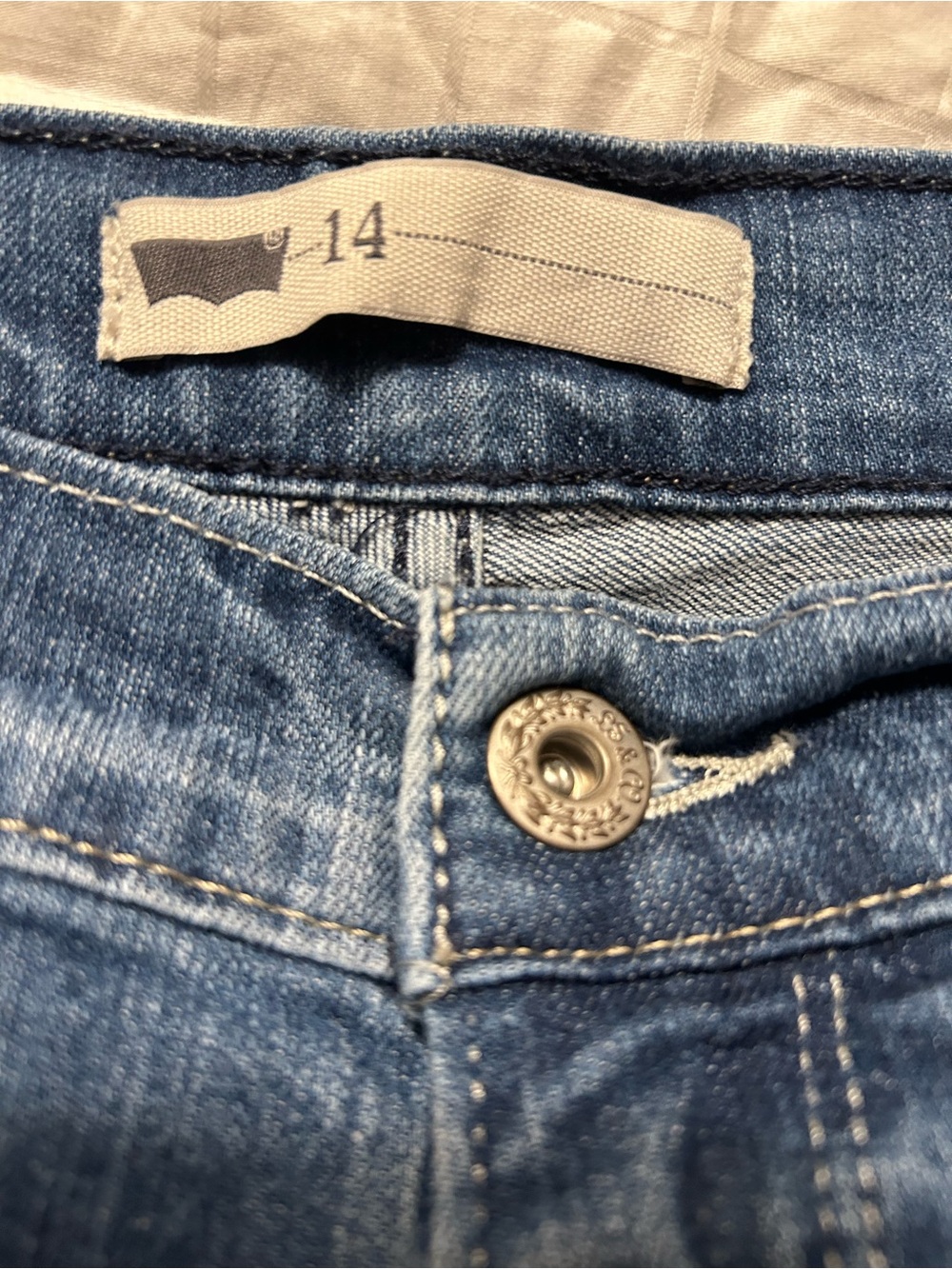 Levi's womensMedium Blue Denim Knee-Length Jeans Shorts - Picture 3 of 6